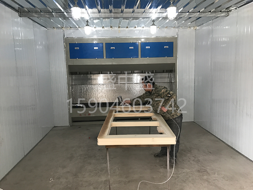 門廠噴漆現(xiàn)場